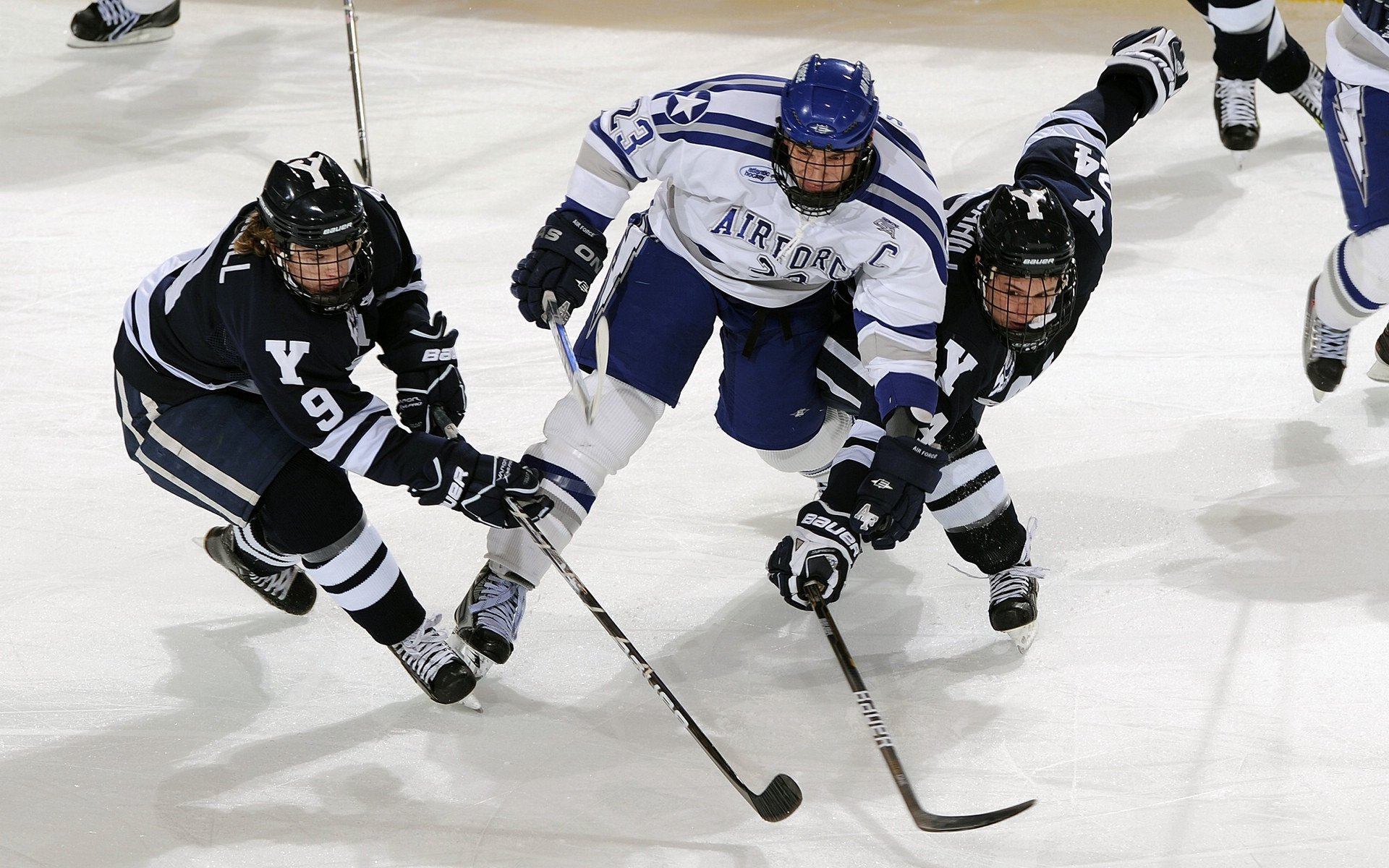 九游下载官网-速度与技术的较量：车手们的驾驶绝技全面解析，驾驶技术与技巧大全 时